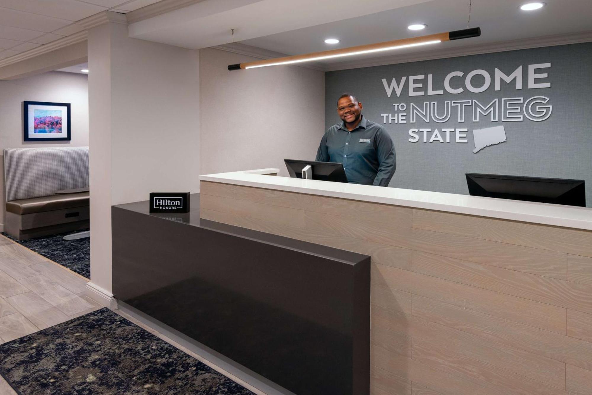 Hampton Inn Hartford Airport Уиндзор Локс Екстериор снимка