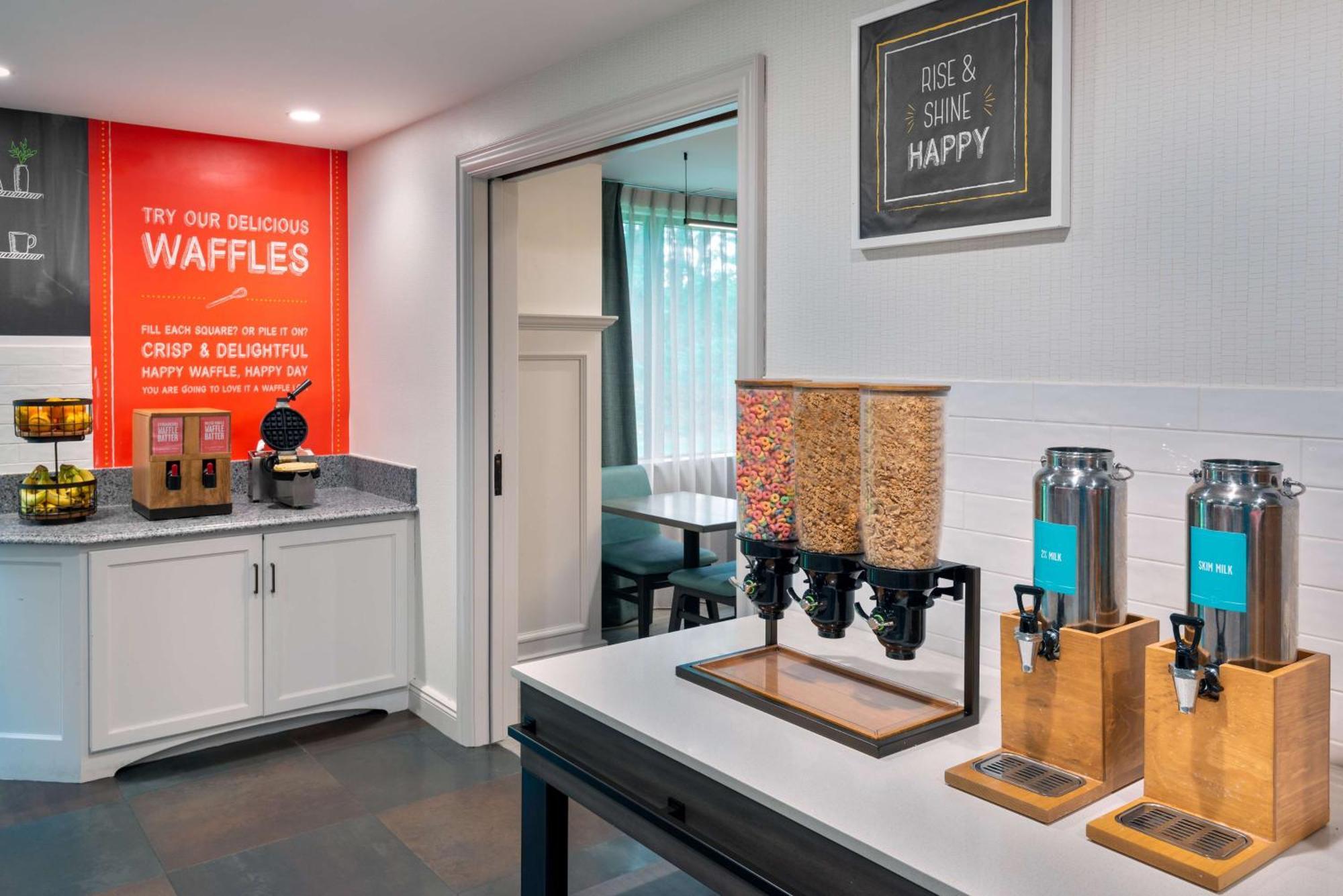 Hampton Inn Hartford Airport Уиндзор Локс Екстериор снимка