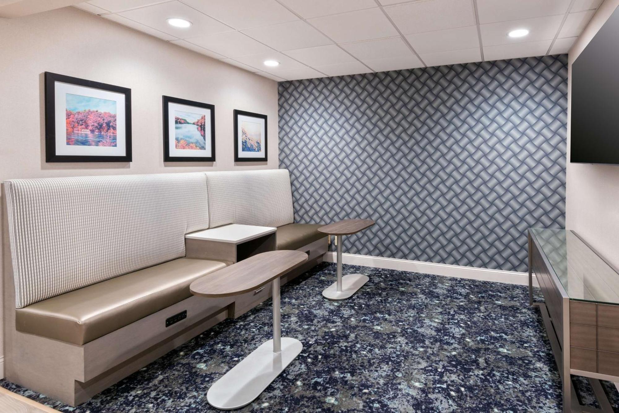 Hampton Inn Hartford Airport Уиндзор Локс Екстериор снимка