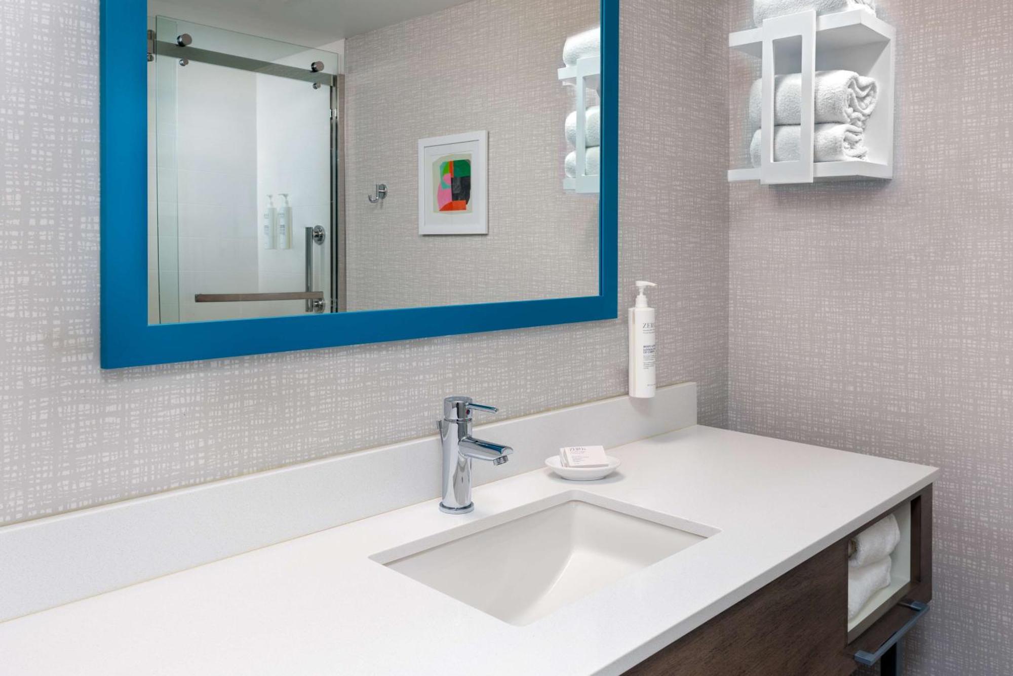 Hampton Inn Hartford Airport Уиндзор Локс Екстериор снимка