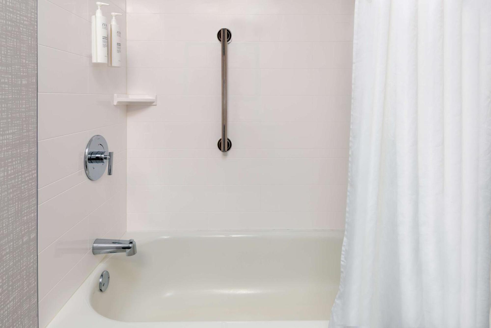Hampton Inn Hartford Airport Уиндзор Локс Екстериор снимка