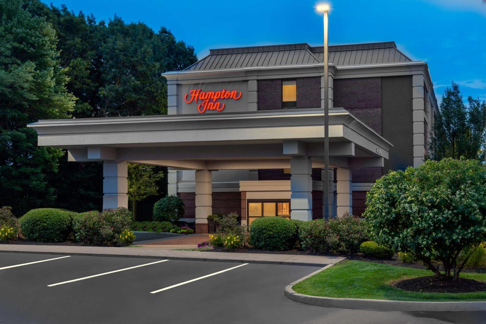 Hampton Inn Hartford Airport Уиндзор Локс Екстериор снимка