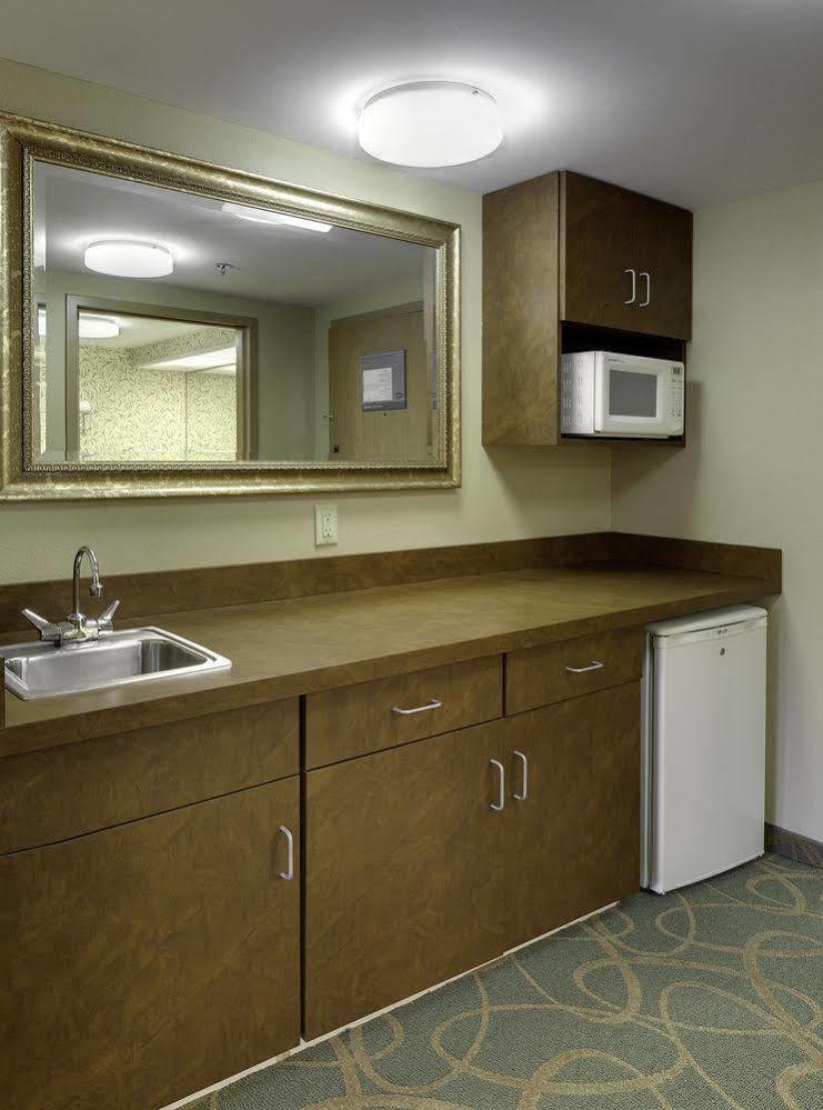 Hampton Inn Hartford Airport Уиндзор Локс Екстериор снимка